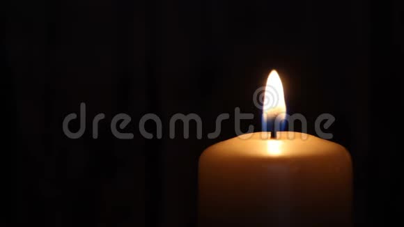 点燃蜡烛接近黑色背景视频的预览图