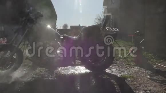 男人用高压清洁器洗摩托车视频的预览图