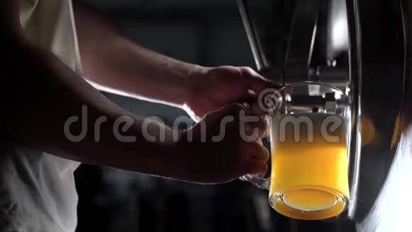 下面的镜头是一个酿酒工人倒在一个玻璃中以测试质量视频的预览图