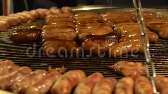 慢动作亚洲供应商烹饪流行烧烤香肠夜间市场视频的预览图