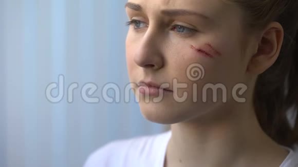 急救措施医生给受伤的女性病人脸贴补丁特写视频的预览图