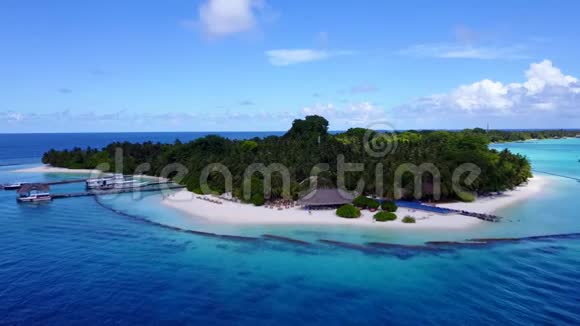 V04531无人驾驶飞机在阳光明媚的热带天堂岛上的马尔代夫白色沙滩上观看蓝天大海视频的预览图