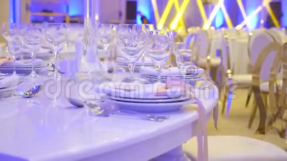 婚礼大厅新娘桌玻璃盘子叉勺的准备视频的预览图