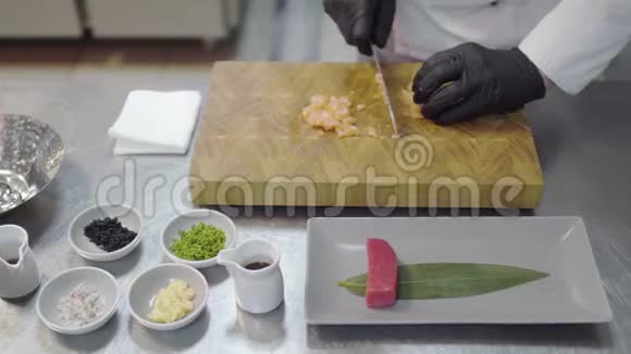 白餐厅厨师的手统一切割小鲑鱼鱼视频的预览图
