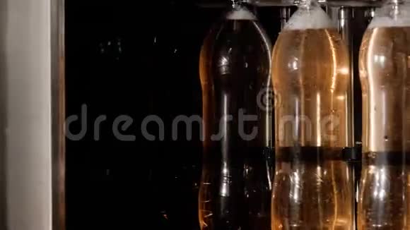 塑料瓶自动输送线上的瓶装饮料视频的预览图