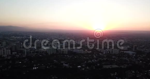 城市上空日落可见的地平线红色的阳光建筑物和烟雾的阴影视频的预览图