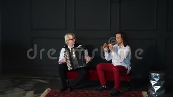两个音乐家演奏手风琴和笛子视频的预览图