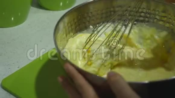 女厨师揉面团厨房背景视频的预览图