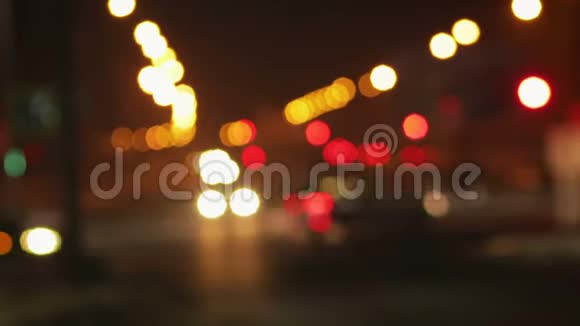 傍晚城市灯光的全景模糊背景bokeh视频的预览图