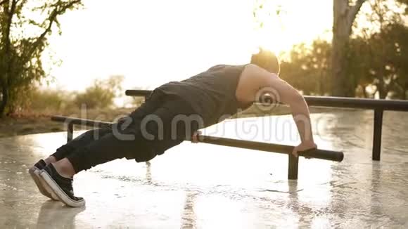 运动健身年轻肌肉男在街上锻炼白人运动员做俯卧撑视频的预览图