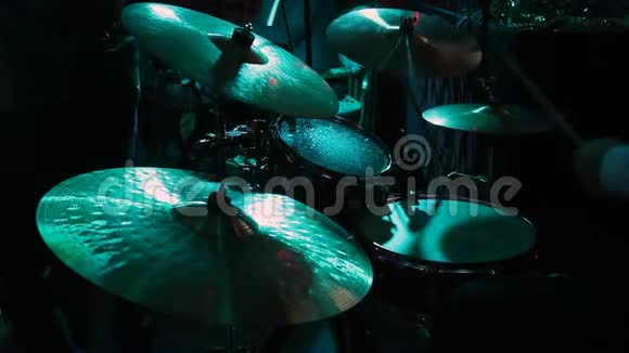 鼓手在鼓场上演奏视频的预览图