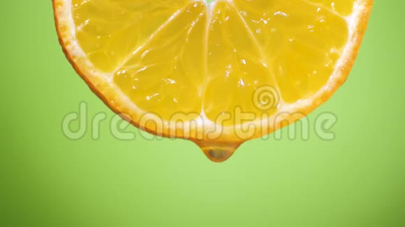 水滴在橘子切片上水果用于饮食和健康食品绿色背脊视频的预览图