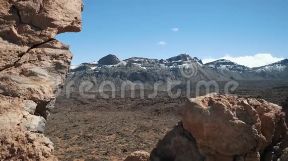 加那利群岛特内里费美丽的山景在岩石火山沙漠和巨大的铁德火山坑的景色视频的预览图