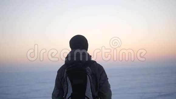 冬季雪户外寒徒步旅行者背包旅行极限徒步旅行冒险旅行人们登山滑雪远足视频的预览图