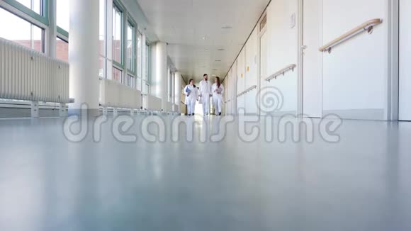 医生两个女人和一个男人在医院视频的预览图