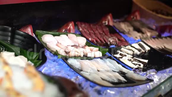 4K台湾自助餐线新鲜生海鲜餐厅的冰面虾视频的预览图