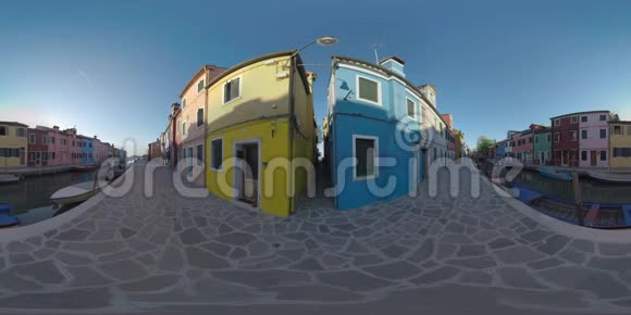 沿着运河360VR安静的Burano街传统彩绘房屋景观视频的预览图