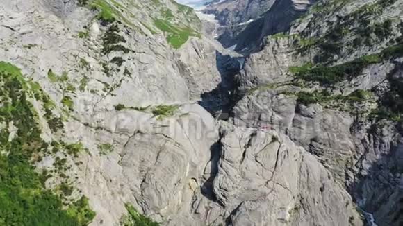 飞越瑞士阿尔卑斯山美景视频的预览图