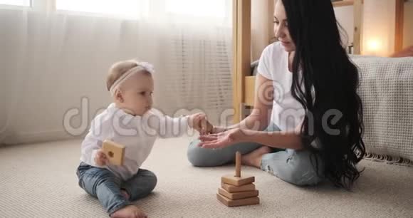 女儿和妈妈在卧室玩玩具积木视频的预览图