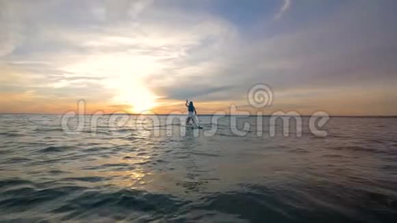 一个女人在海里冲浪后景视频的预览图