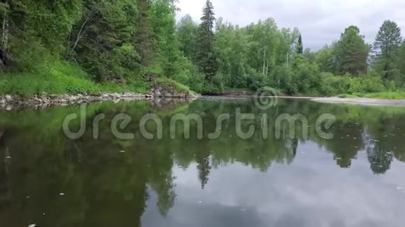 湖中天空和森林清晰反射的俯视图库存录像安静的水反射镜子般的风景视频的预览图