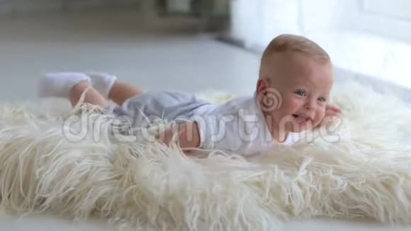 在明亮的房间里一个小新生婴儿躺在家里的毛毯上视频的预览图