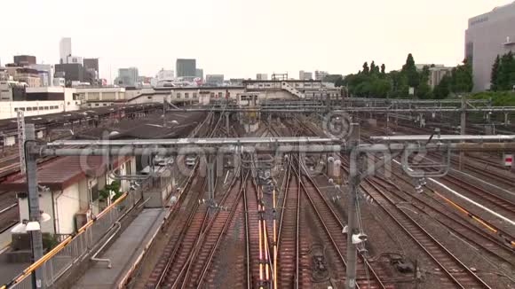 位于东京市区整洁的上野车站的铁路视频的预览图