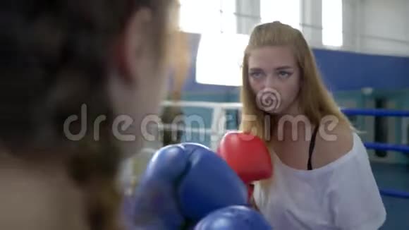 健康的生活方式女拳击手在健身房戴拳击手套训练视频的预览图