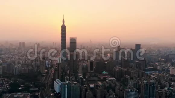 在胡志明市市区中心商业中心的胡志明市天际线和摩天大楼上空飞行的无人机视频视频的预览图