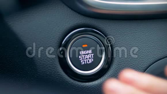 一个人在车里按下启动按钮关上视频的预览图