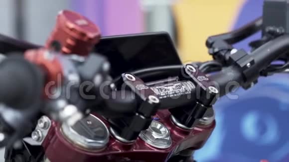 在模糊背景下关闭摩托车的控制手柄行动漂亮的摩托车现代转向视频的预览图
