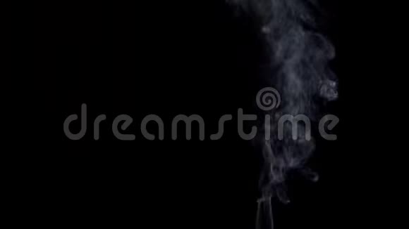 白色的烟雾在黑色的背景上旋转视频的预览图