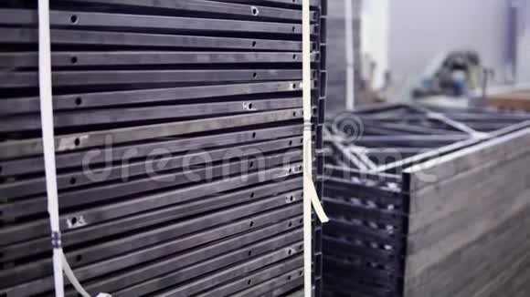 金属栅栏的堆叠在金工工厂视频的预览图