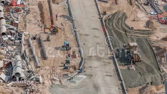 在迪拜市区道路施工现场工作的挖掘机卡车和平地机视频的预览图