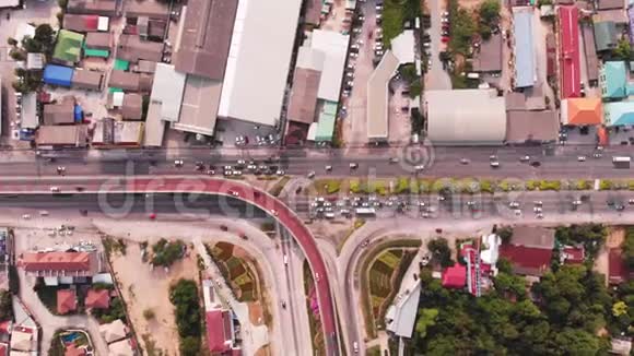 从泰国鸟瞰绿色种植园穿过农村地区高速公路视频的预览图