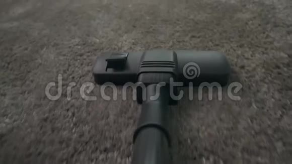 吸尘器吊地毯的视角拍摄视频的预览图