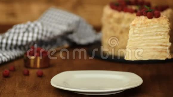 切片糖果拿破仑蛋糕装饰覆盆子奶油蛋糕视频的预览图