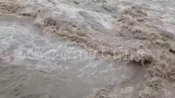 湍流的脏水流视频的预览图