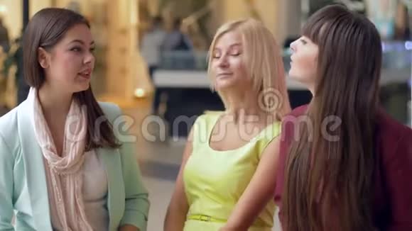 购物狂的女性朋友在昂贵的时尚精品店购买后用带购物袋的手机拍照视频的预览图