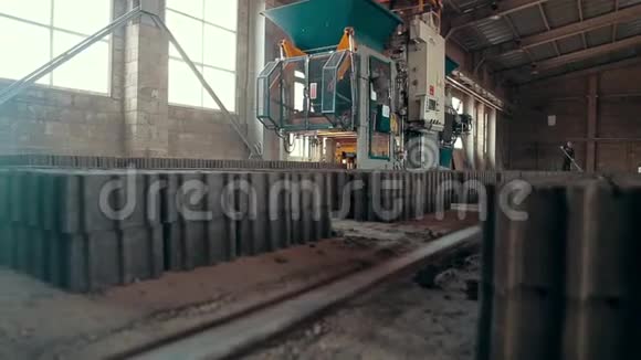 铺板厂瓷砖在托盘中平铺工厂内的仓库铺板用于其生产工艺视频的预览图