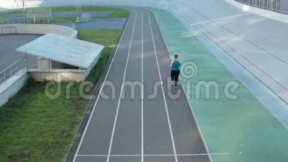 在跑道上跑步的女性的空中视野视频的预览图