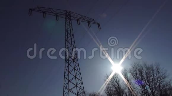 电塔轮廓与太阳耀斑静态拍摄视频的预览图