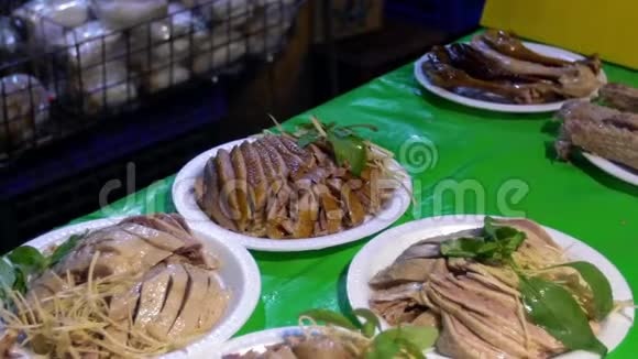 慢动作传统食物鸡鸭在市场上切成薄片视频的预览图