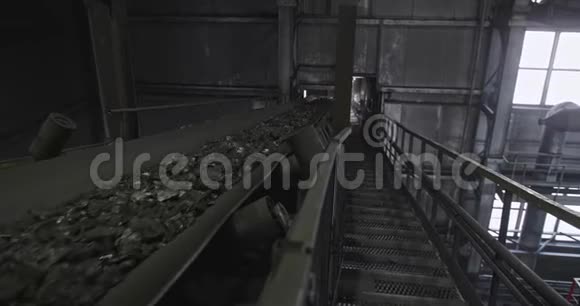 传送带与煤射击缓慢运动带式输送机上有煤输送带煤装载机器视频的预览图