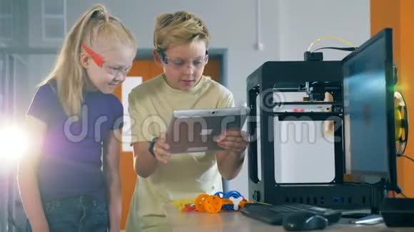 两个学生在试验3D打印机和平板电脑4公里视频的预览图