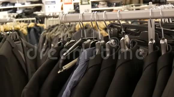 在商场的一家男式服装店一排男式夹克衫在衣架上各种男士西装挂在购物中心视频的预览图
