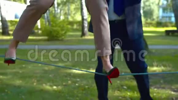 穿高跟鞋的女人在院子里系着绳子视频的预览图