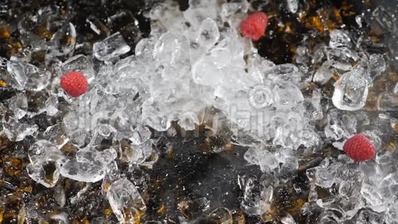 冰冻浆果与冰块一起分解到桌子上覆盆子冷冻在液氮中破碎成块Frosen视频的预览图