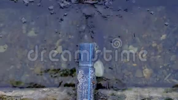 水从管道里倒出来暴雨排水管无法应付水量上景视频的预览图