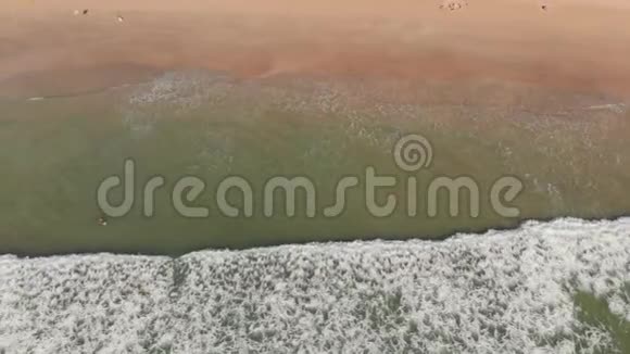 空中无人机在果阿被遗弃的Arambol海滩与波浪印度视频的预览图
